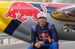 奥地利Red Bull签约特技飞行员用时不到44秒穿两隧道，获5项吉尼斯纪录